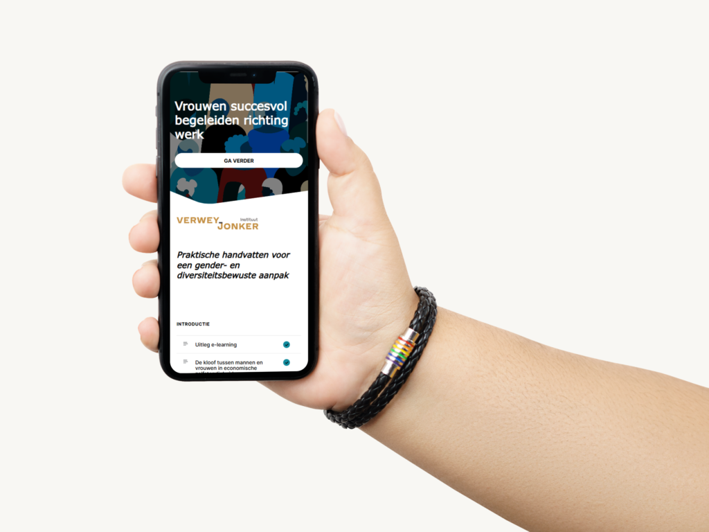 Een hand houdt een telefoon vast waarop de e-learning te zien is